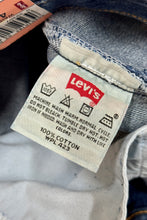 Cargar imagen en el visor de la galería, 1990&#39;S DEADSTOCK LEVI’S 501 MEDIUM WASH DENIM JEANS 44 X 30
