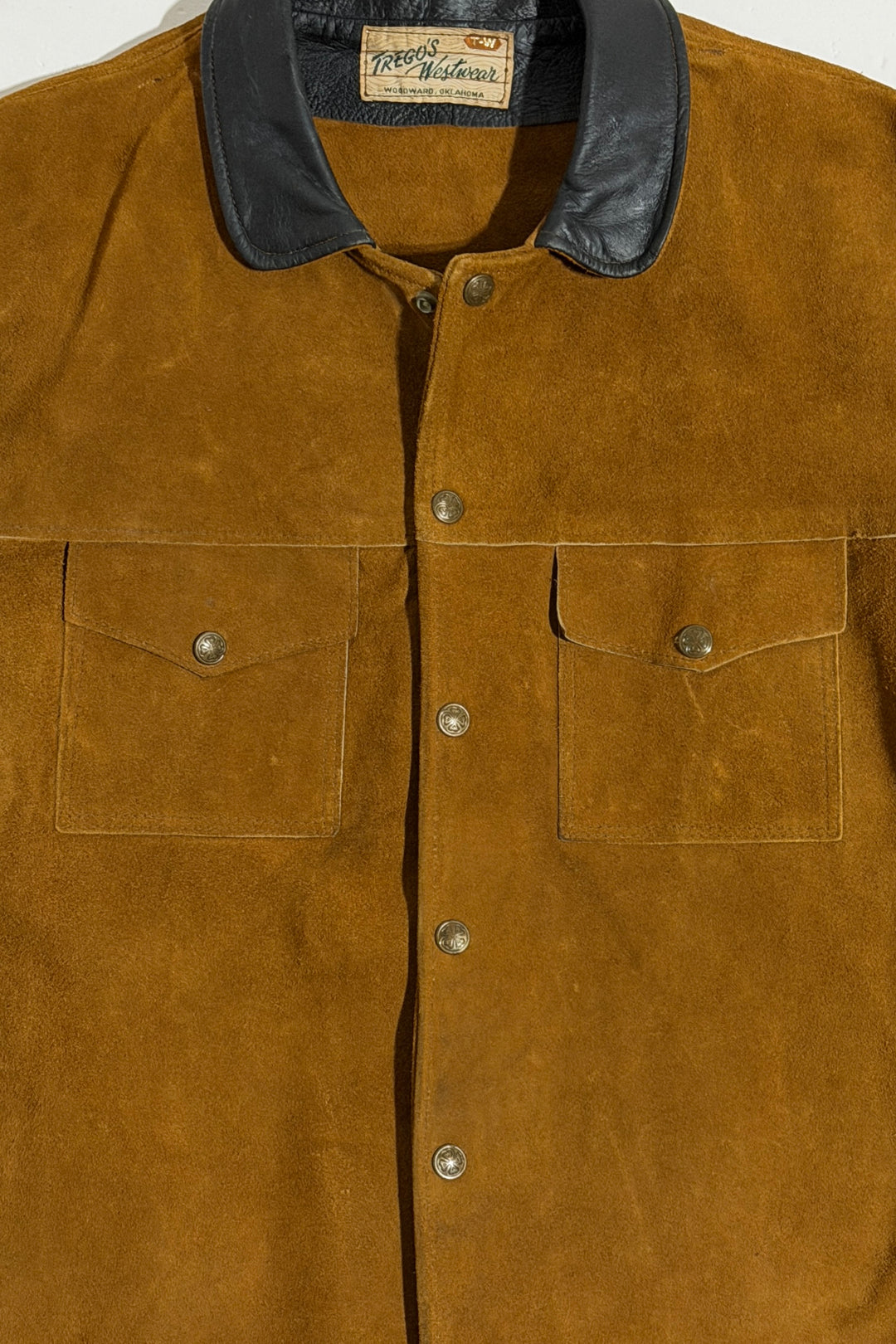 1950’S TREGO’S WESTWEAR MADE IN USA CROPPED BLACK LAMB COLLAR COGNAC SUEDE WESTERN TRUCKER JACKET LARGE
