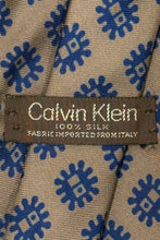 Cargar imagen en el visor de la galería, 1970’S CALVIN KLEIN MADE IN USA 100% ITALIAN SILK PATTERNED HANDMADE TIE
