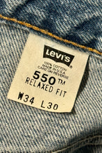 Cargar imagen en el visor de la galería, 1990’S LEVI’S MADE IN USA 550 BAGGY STRAIGHT LEG LIGHT WASH DENIM JEANS 32 X 30
