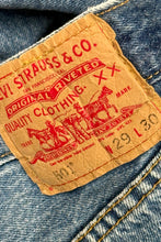 Cargar imagen en el visor de la galería, 1990’S LEVI’S 501 MEDIUM WASH DENIM JEANS 28 X 28
