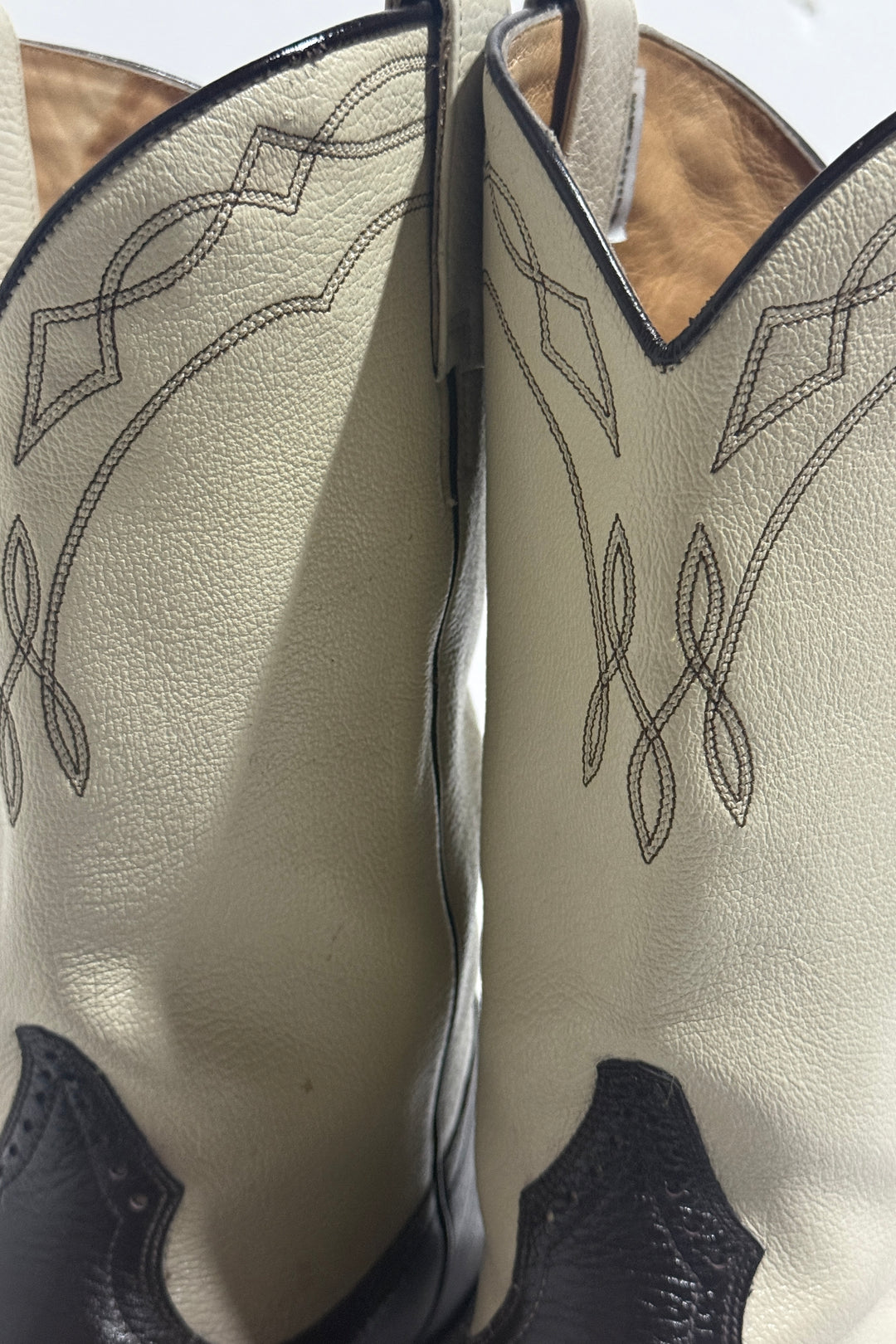 2000’S CHRIS ROMERO HANDCRAFTED DUAL TONE DARK BROWN / OFF WHITE EMBROIDERED COWBOY BOOTS 10.5
