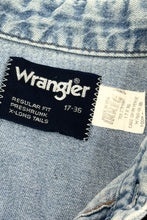 Cargar imagen en el visor de la galería, 1990’S WRANGLER MADE IN USA WESTERN FADED LIGHT WASH DENIM PEARL SNAP L/S B.D. SHIRT MEDIUM
