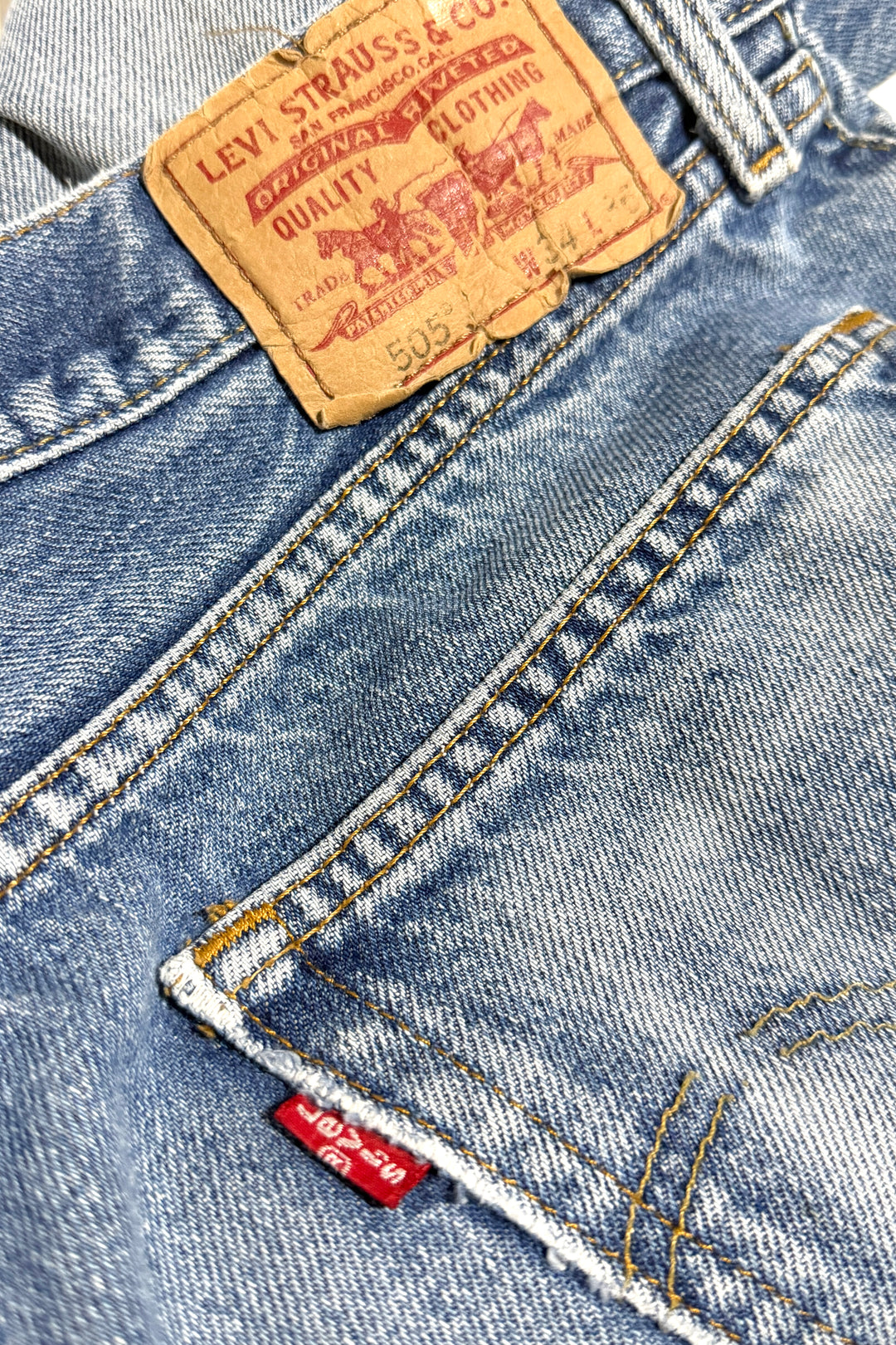 1990’S LEVI’S 505 THRASHED &amp; FADED LIGHT WASH STRAIGHT LEG DENIM JEANS 34 X 34