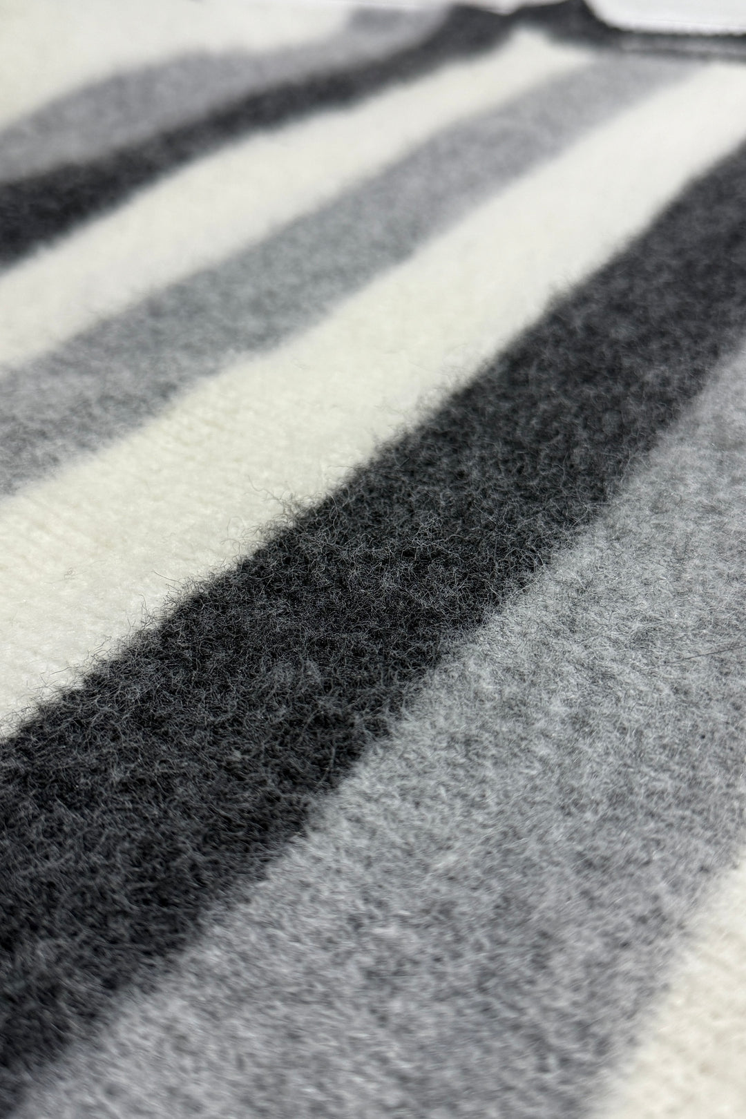 1960’S STRIPED WOOL MOHAIR FURRY CREWNECK KNIT SWEATER MEDIUM