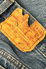 Cargar imagen en el visor de la galería, 1980’S LEVI’S 501 MADE IN USA MEDIUM WASH DENIM JEANS 26 X 30
