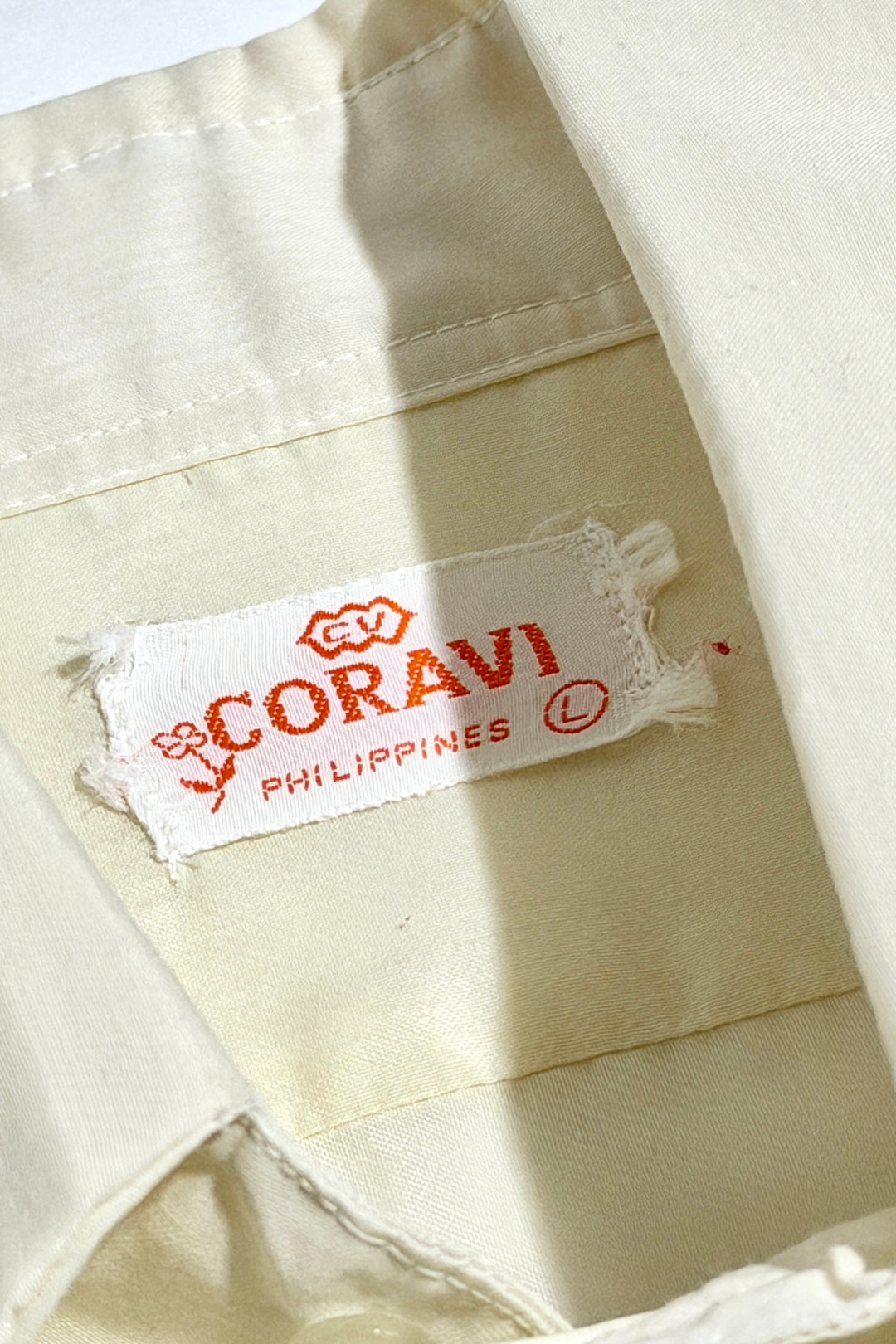 1960’S CORAVI MADE IN PHILLIPINES EMBROIDERED FILIPINO SELVEDGE SATIN BARONG S/S B.D. SHIRT LARGE