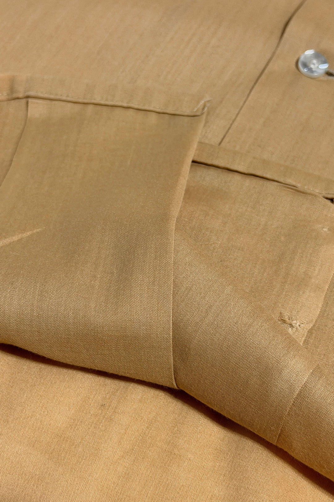 1960’S ARROW MADE IN USA CROPPED SELVEDGE DESERT TAN LOOP COLLAR S/S B.D. SHIRT LARGE
