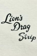 Cargar imagen en el visor de la galería, 1970’S LION’S DRAG STRIP MADE IN USA SINGLE STITCH T-SHIRT MEDIUM
