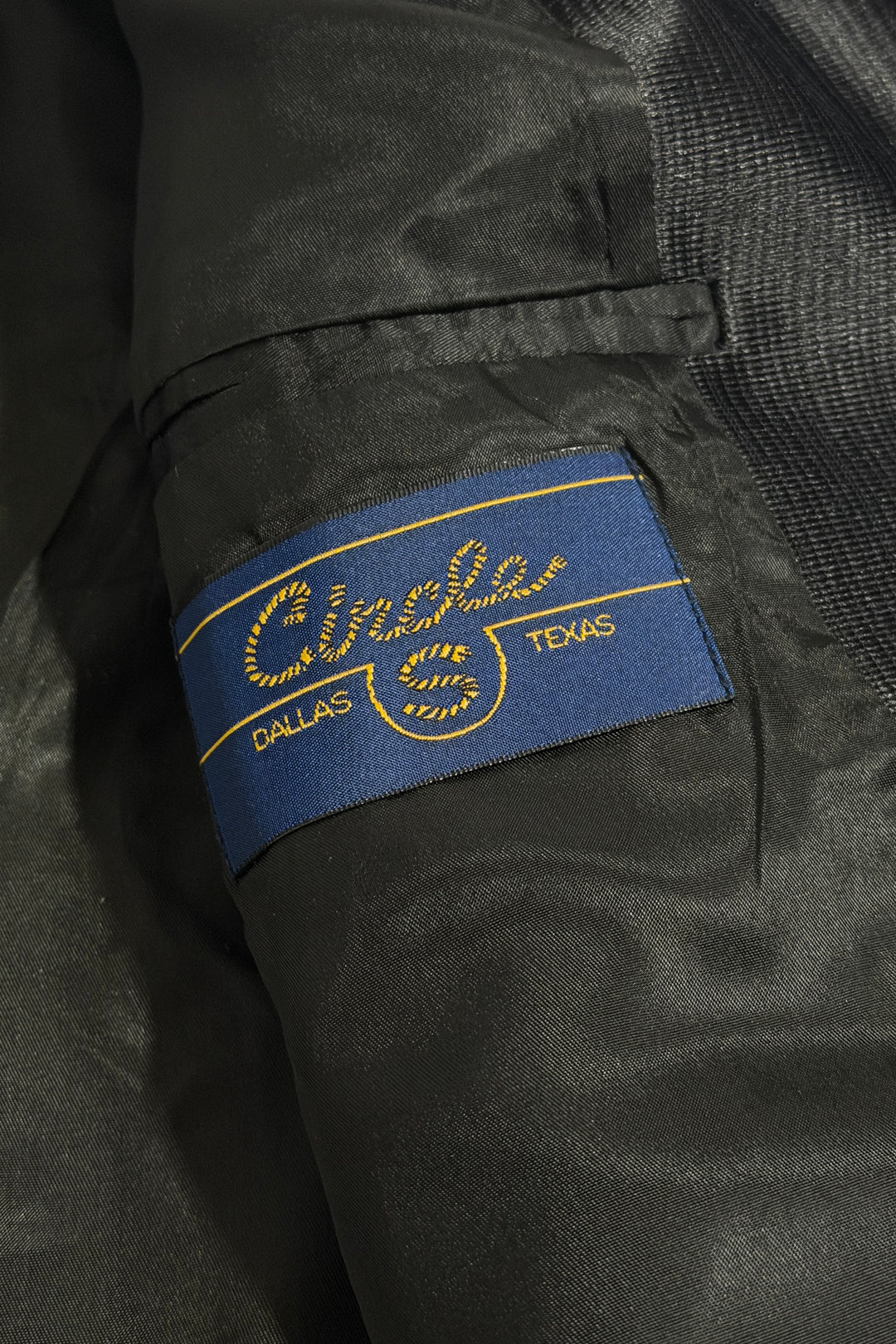 1990’S CIRCLE WESTERNWEAR MADE IN USA CROPPED PEARL SNAP BLACK SATIN WESTERN SUIT 44R