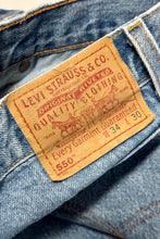 Cargar imagen en el visor de la galería, 1990’S LEVI’S MADE IN USA 550 BAGGY STRAIGHT LEG LIGHT WASH DENIM JEANS 32 X 30
