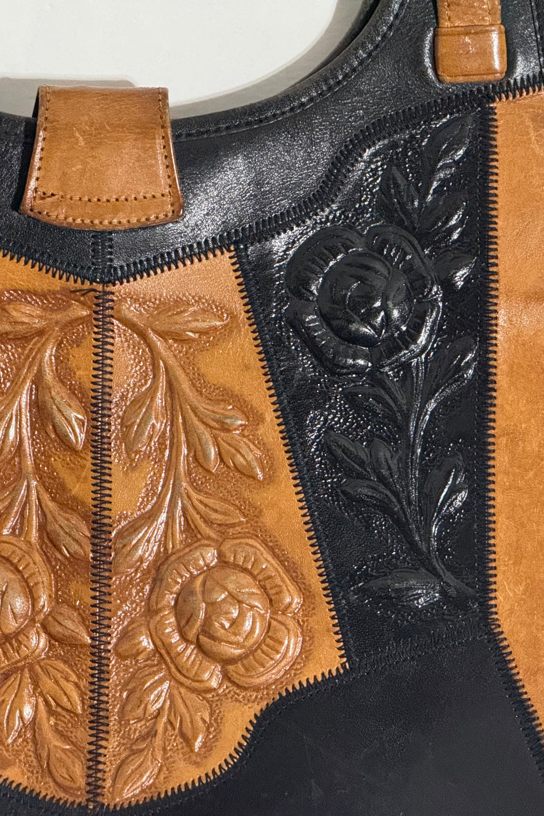 1970’S BLACK &amp; TAN MADE IN USA TOOLED LEATHER EMBOSSED ROSE PANEL TURNLOCK PURSE