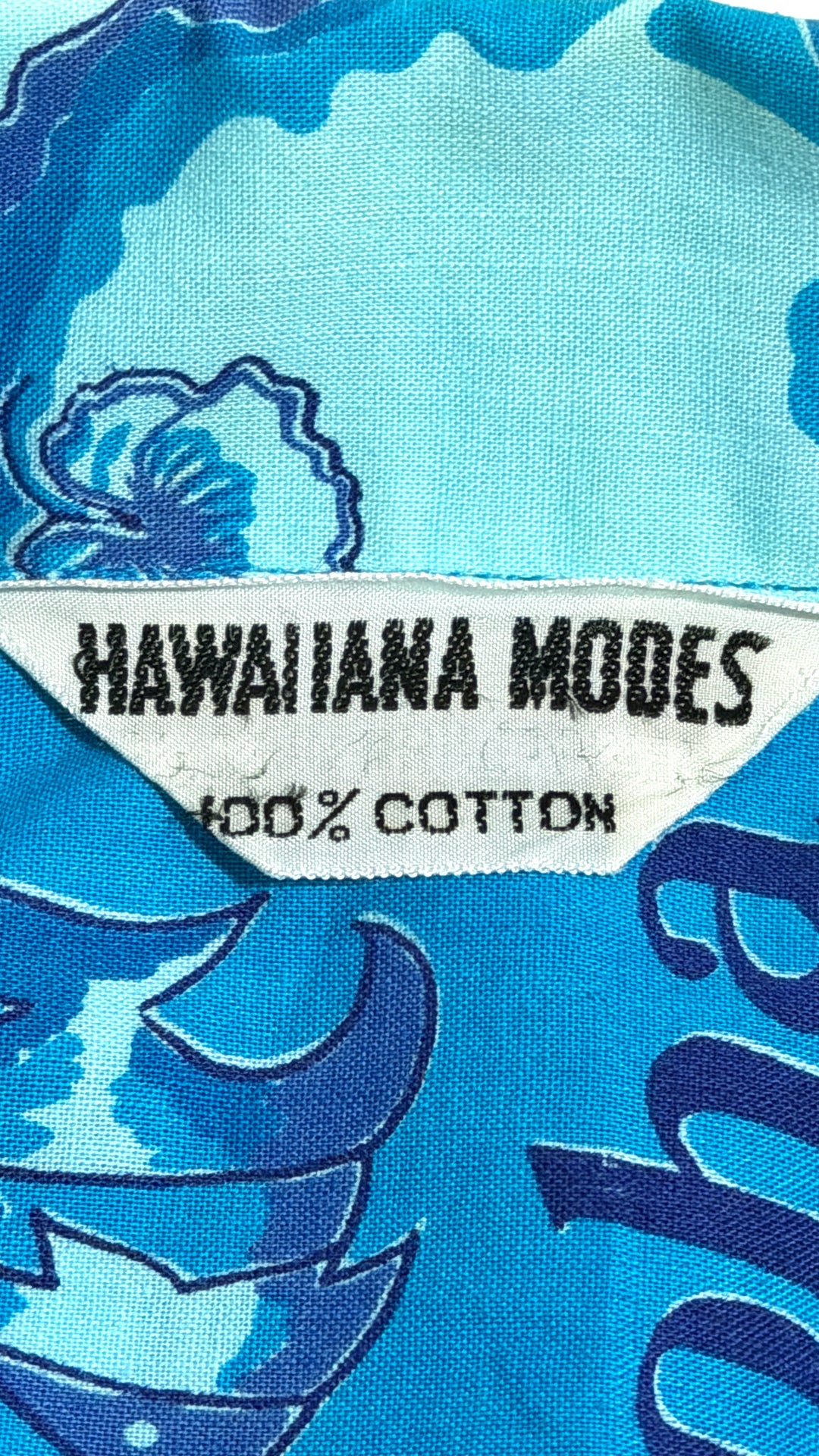 1950’S HAWAIIAN MODES MADE IN USA CROPPED SELVEDGE BLUE ISLANDS PRINT LOOP COLLAR S/S B.D. SHIRT MEDIUM