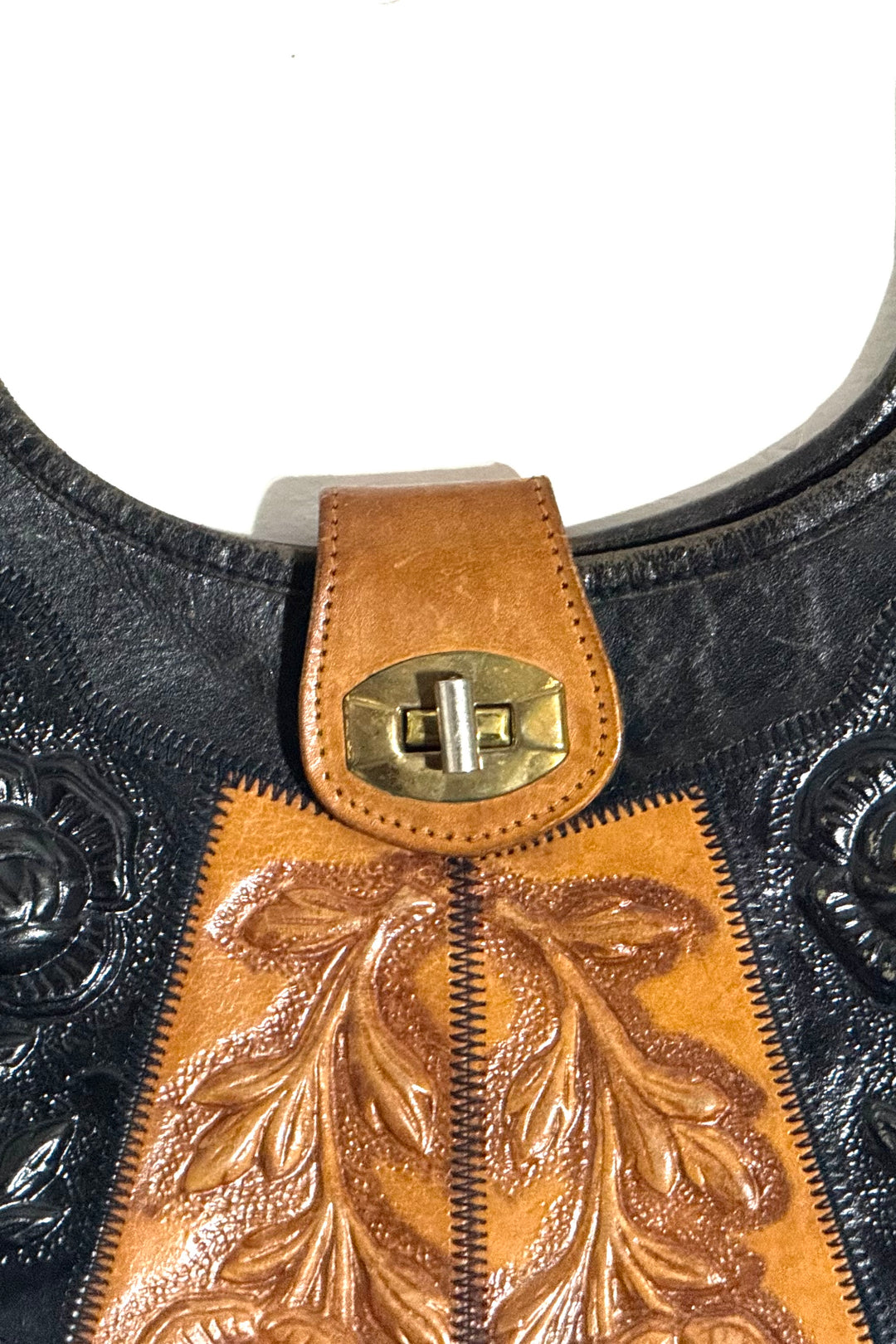 1970’S BLACK &amp; TAN MADE IN USA TOOLED LEATHER EMBOSSED ROSE PANEL TURNLOCK PURSE