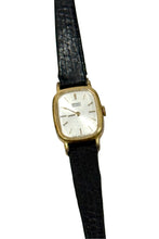 Cargar imagen en el visor de la galería, 1980’S SEIKO WHITE FACE GOLD TONE RECTANGLE LIZARD BAND WOMEN’S WRISTWATCH
