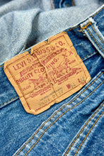 Cargar imagen en el visor de la galería, 1980’S LEVI’S MADE IN USA 501 MEDIUM WASH DENIM JEANS 48 X 30
