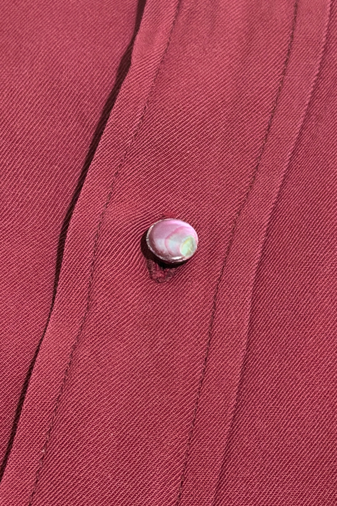 1940’S THRASHED FADED &amp; REPAIRED MADE IN USA CROPPED OXBLOOD WOOL GABARDINE FLORAL CHAINSTITCHED PEARL BUTTON WESTERN L/S B.D. SHIRT LARGE