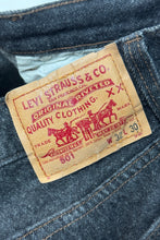 Cargar imagen en el visor de la galería, 1980&#39;S LEVI’S 501 MADE IN USA BLACK DENIM JEANS 30 X 30
