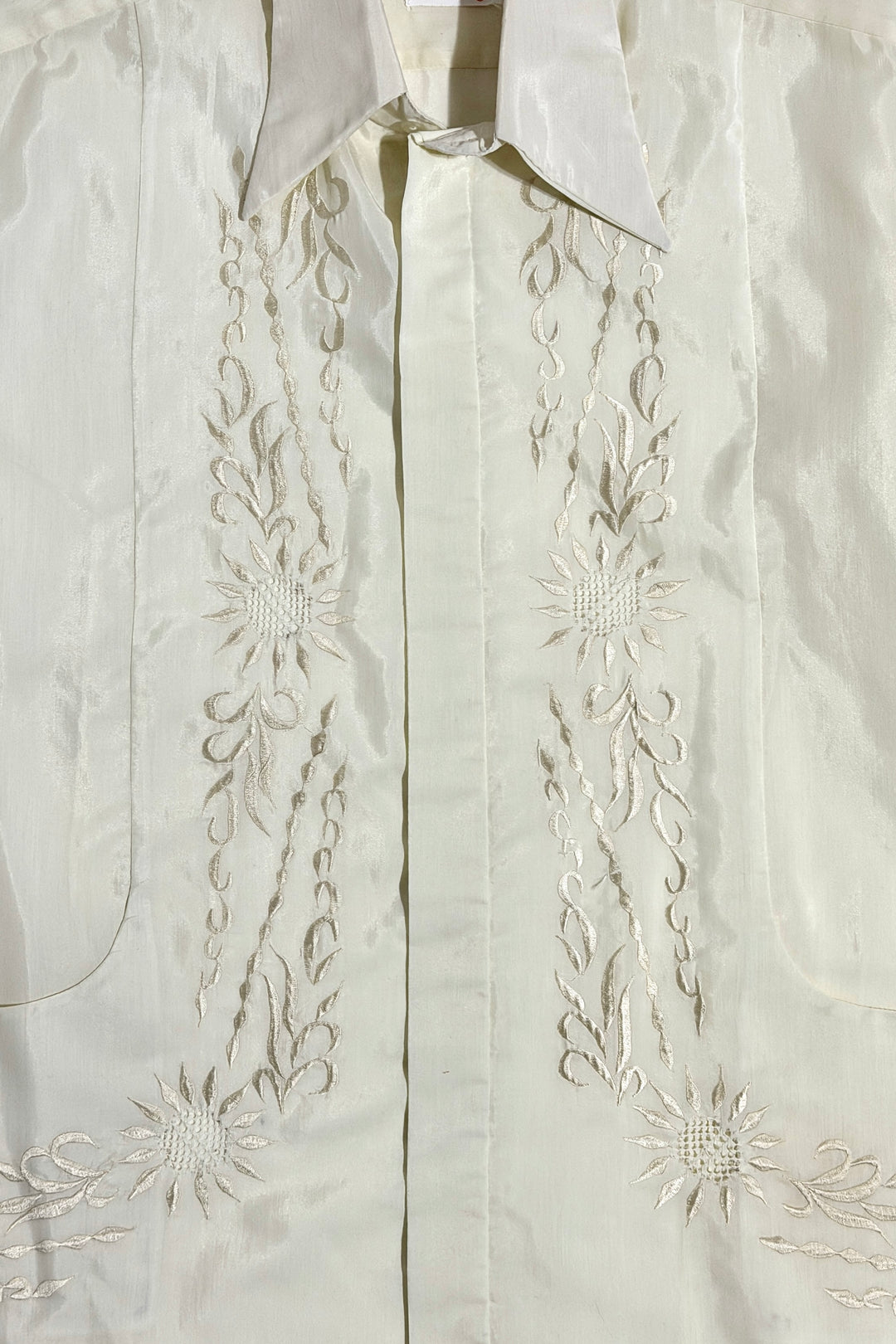 1960’S CORAVI MADE IN PHILLIPINES EMBROIDERED FILIPINO SELVEDGE SATIN BARONG S/S B.D. SHIRT LARGE