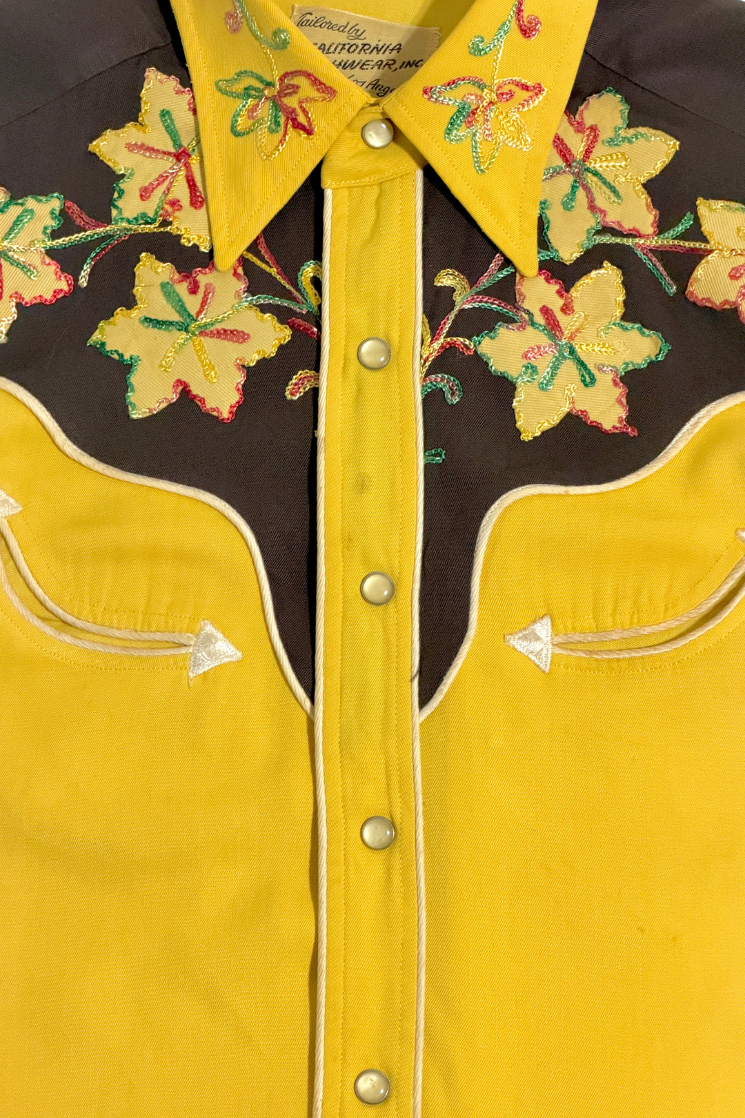 1940’S CALIFORNIA RANCHWEAR LOS ANGELES MADE IN USA CHAINSTITCHED FLORAL APPLIQUÉ SMILE POCKET YELLOW & BROWN CONTRAST GABARDINE WESTERN PEARL SNAP L/S B.D. SHIRT MEDIUM