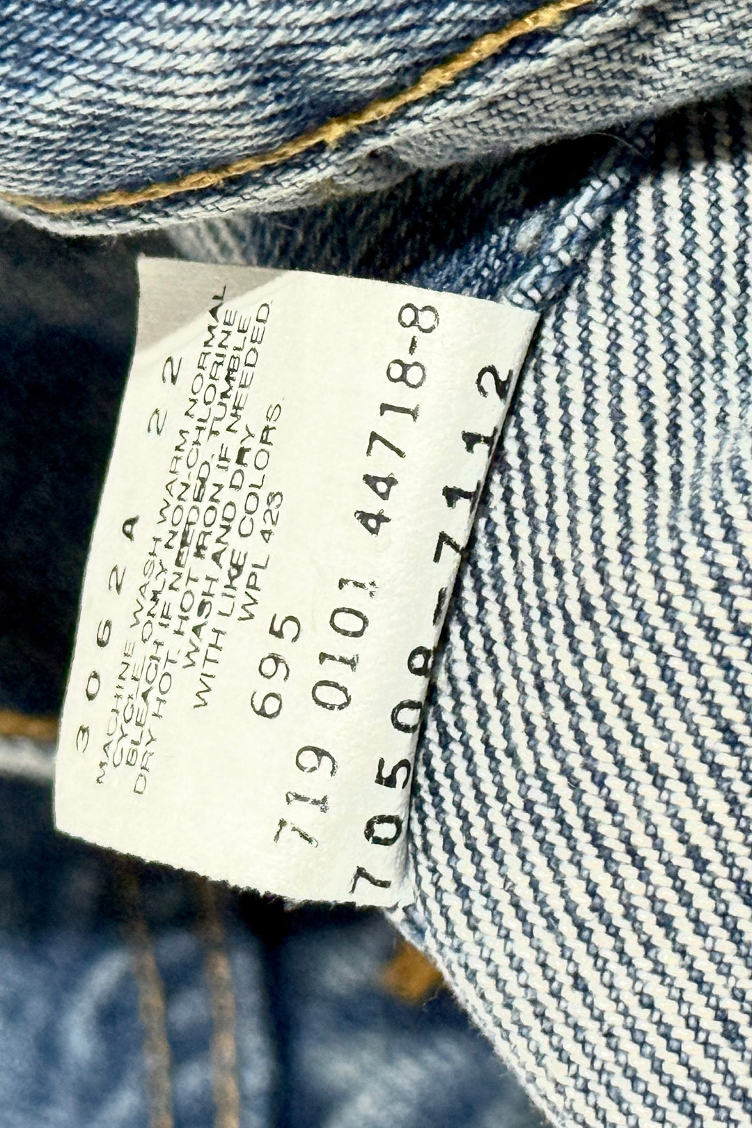 2000’S LEVI’S TYPE III MADE IN USA CROPPED MEDIUM WASH DENIM TRUCKER JACKET MEDIUM