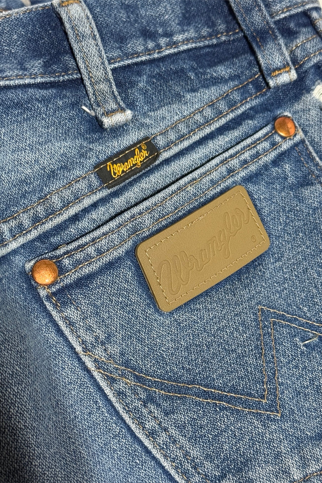 1990’S WRANGLER PERFECT WASH FADED COWBOY CUT DENIM JEANS 32 X 32