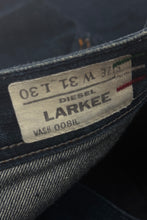 Load image into Gallery viewer, 2000’S DIESEL MADE IN ITALY Y2K BOOTCUT DARK WASH DENIM JEANS 32 X 30
