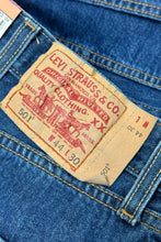 Cargar imagen en el visor de la galería, 1990&#39;S DEADSTOCK LEVI’S 501 MEDIUM WASH DENIM JEANS 44 X 30
