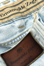 Cargar imagen en el visor de la galería, 1990’S ZEGNA MADE IN ITALY LIGHT WASH HIGH WAISTED DENIM PANTS 32 X 32
