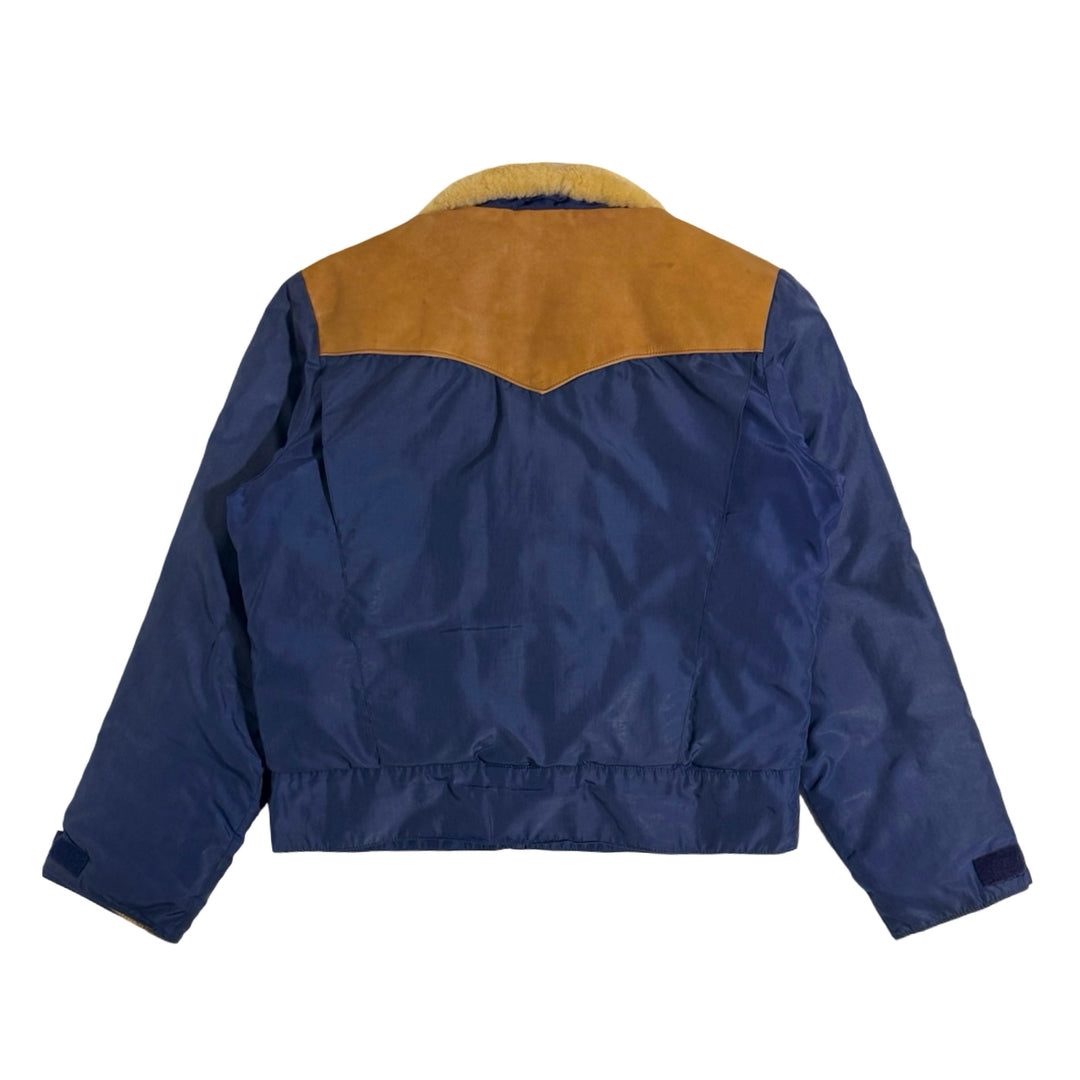 1980’S THE WESTERN MOUNTAIN OUTFITTER (EX ROCKY MOUNTAIN FEATHERBED) MADE IN USA CROPPED WESTERN REAL LAMB LEATHER YOKE QUILTED GOOSE DOWN FILLED REAL LAMB SHEARLING COLLAR PEARL SNAP JACKET LARGE