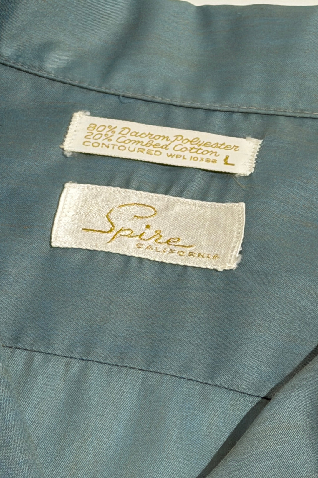 1960’S SPIRE MADE IN USA CROPPED SELVEDGE COMBED COTTON BLEND SHIMMERING OCEAN BLUE EMBROIDERED CREST LOOP COLLAR S/S B.D. SHIRT X-LARGE