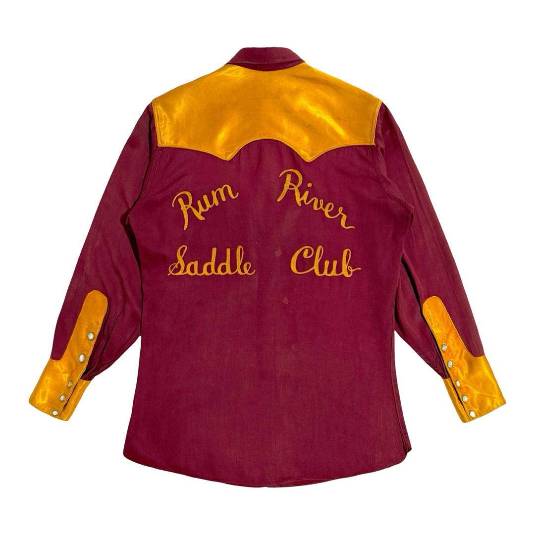 1950’S CLEMBO MADE IN USA “RUM RIVER SADDLE CLUB” CHAINSTITCHED SATIN CONTRAST YOKE GABARDINE WESTERN MOTHER OF PEARL SNAP L/S B.D. SHIRT X-LARGE