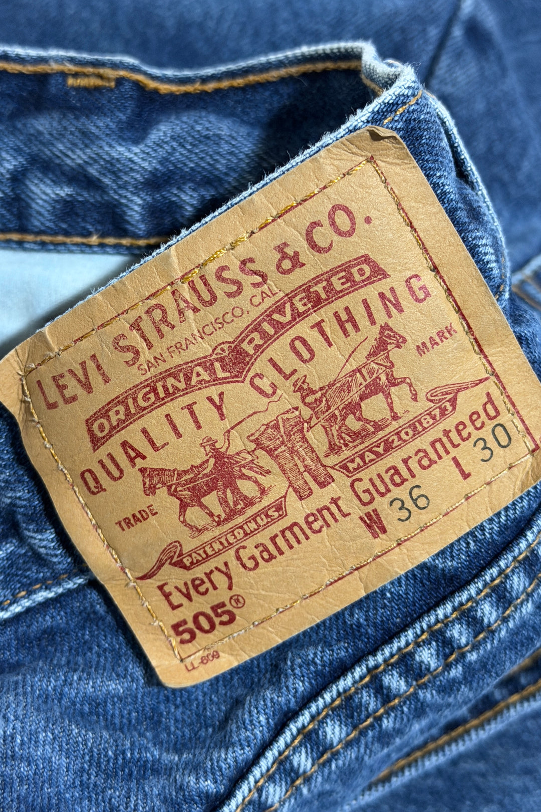 1990’S LEVI’S 505 MADE IN USA FADED MEDIUM WASH STRAIGHT LEG DENIM JEANS 34 X 28