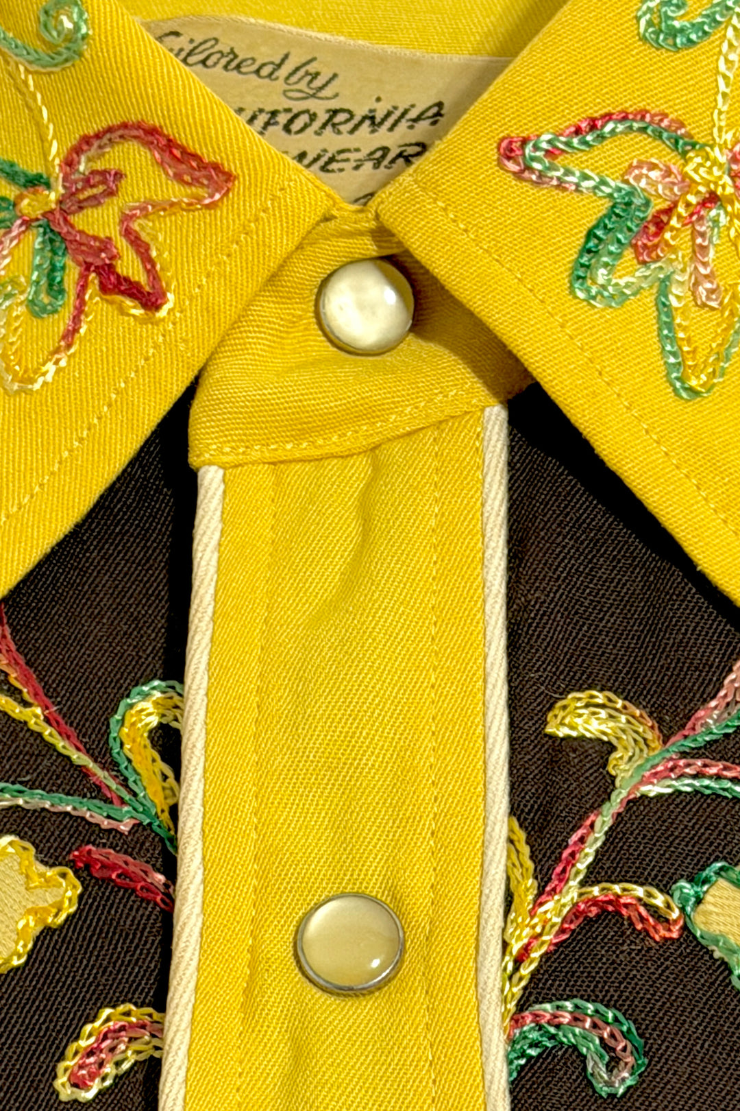 1940’S CALIFORNIA RANCHWEAR LOS ANGELES MADE IN USA CHAINSTITCHED FLORAL APPLIQUÉ SMILE POCKET YELLOW & BROWN CONTRAST GABARDINE WESTERN PEARL SNAP L/S B.D. SHIRT MEDIUM
