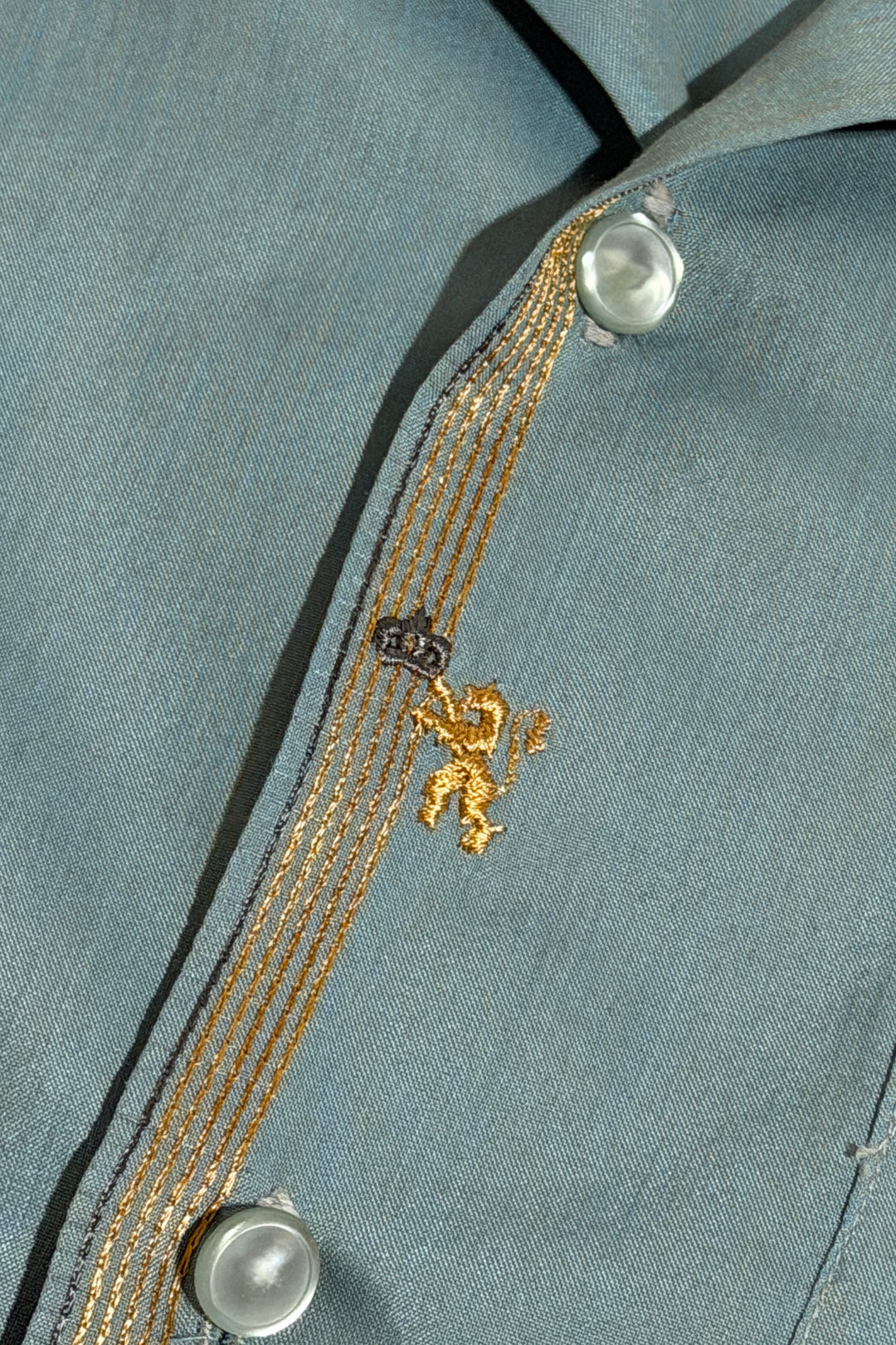 1960’S SPIRE MADE IN USA CROPPED SELVEDGE COMBED COTTON BLEND SHIMMERING OCEAN BLUE EMBROIDERED CREST LOOP COLLAR S/S B.D. SHIRT X-LARGE