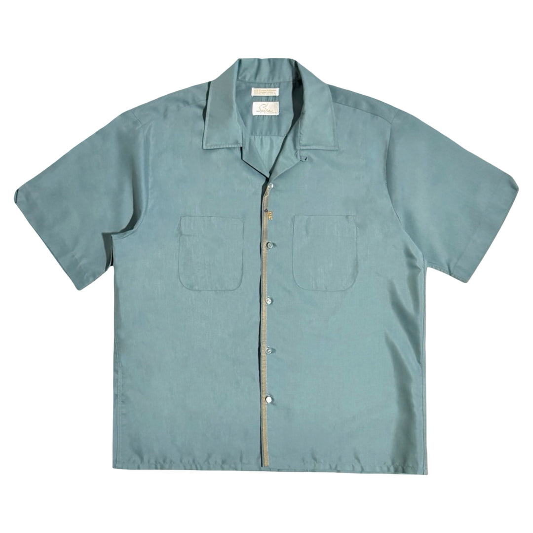 1960’S SPIRE MADE IN USA CROPPED SELVEDGE COMBED COTTON BLEND SHIMMERING OCEAN BLUE EMBROIDERED CREST LOOP COLLAR S/S B.D. SHIRT X-LARGE