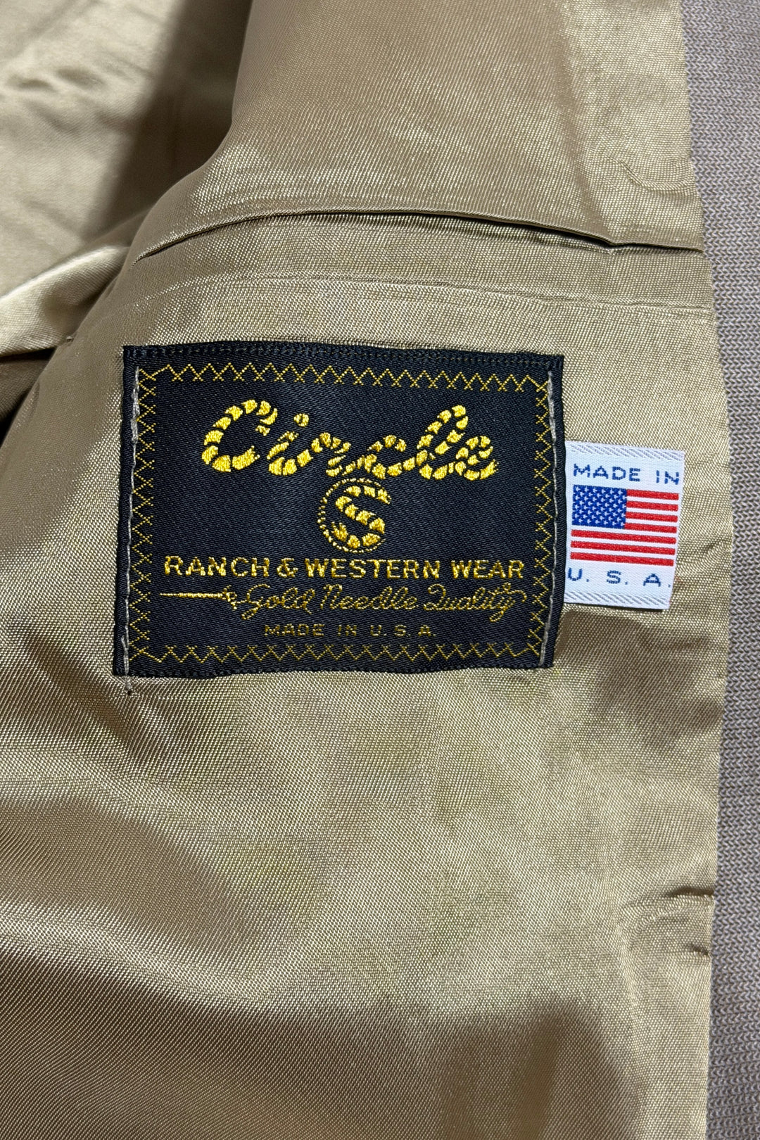 1970’S CIRCLE DALLAS MADE IN USA KHAKI SATIN ARROW WESTERN SUIT JACKET 42R