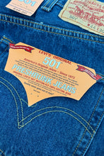 Cargar imagen en el visor de la galería, 1990&#39;S DEADSTOCK LEVI’S 501 MEDIUM WASH DENIM JEANS 44 X 30
