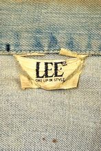 Cargar imagen en el visor de la galería, 1960’S LEE MADE IN USA CROPPED TWO POCKET LIGHT WASH DENIM TRUCKER JACKET MEDIUM
