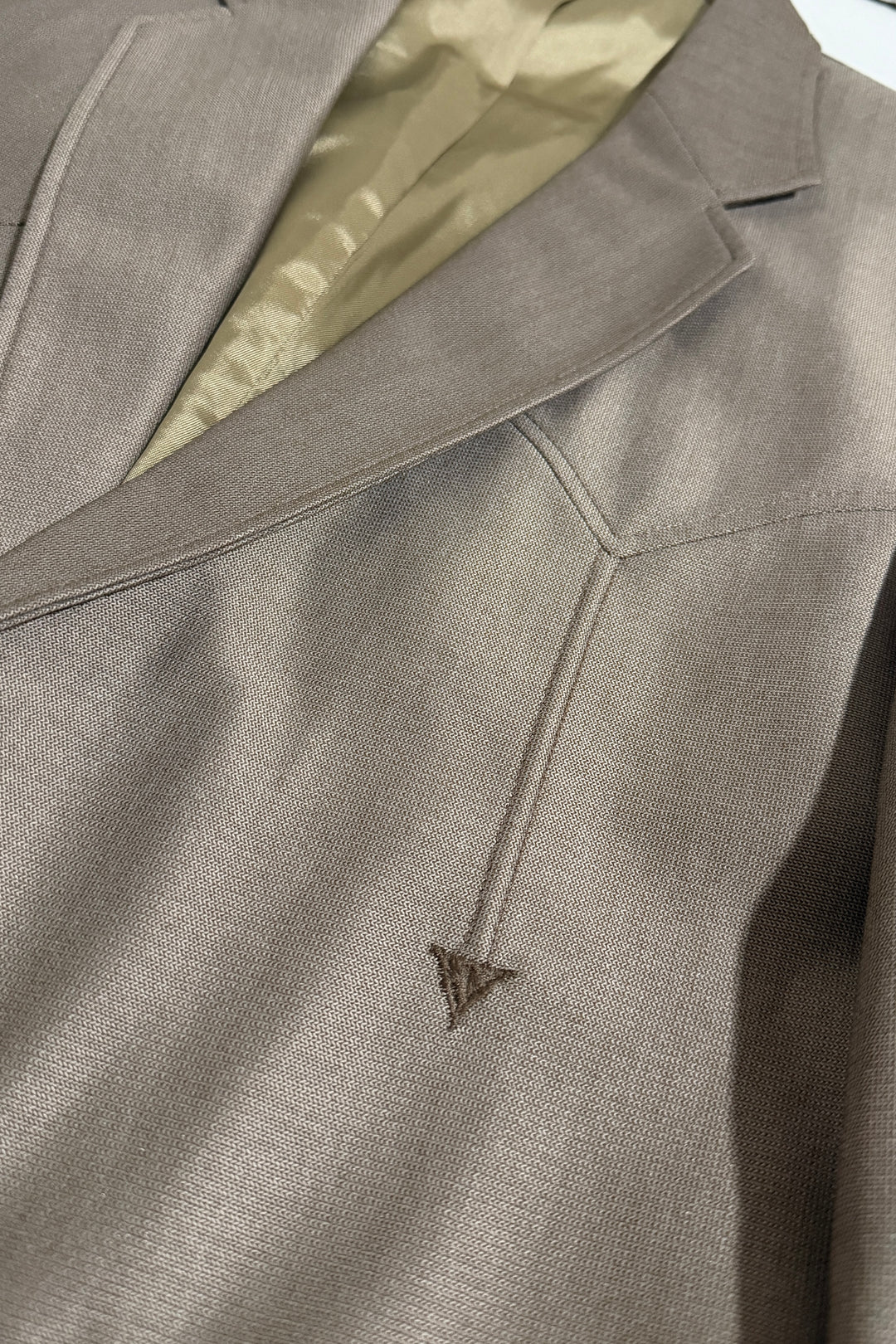 1970’S CIRCLE DALLAS MADE IN USA KHAKI SATIN ARROW WESTERN SUIT JACKET 42R