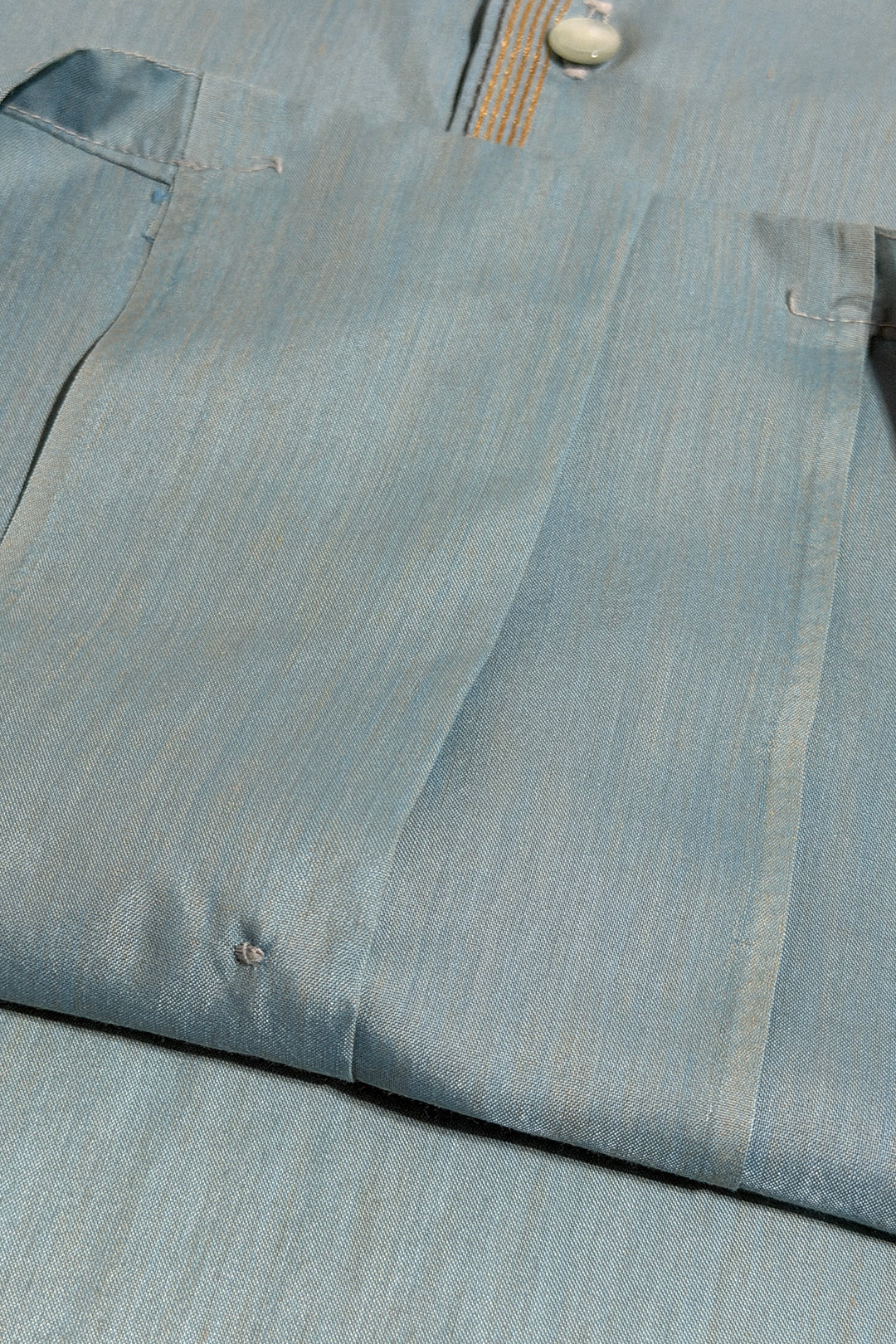 1960’S SPIRE MADE IN USA CROPPED SELVEDGE COMBED COTTON BLEND SHIMMERING OCEAN BLUE EMBROIDERED CREST LOOP COLLAR S/S B.D. SHIRT X-LARGE