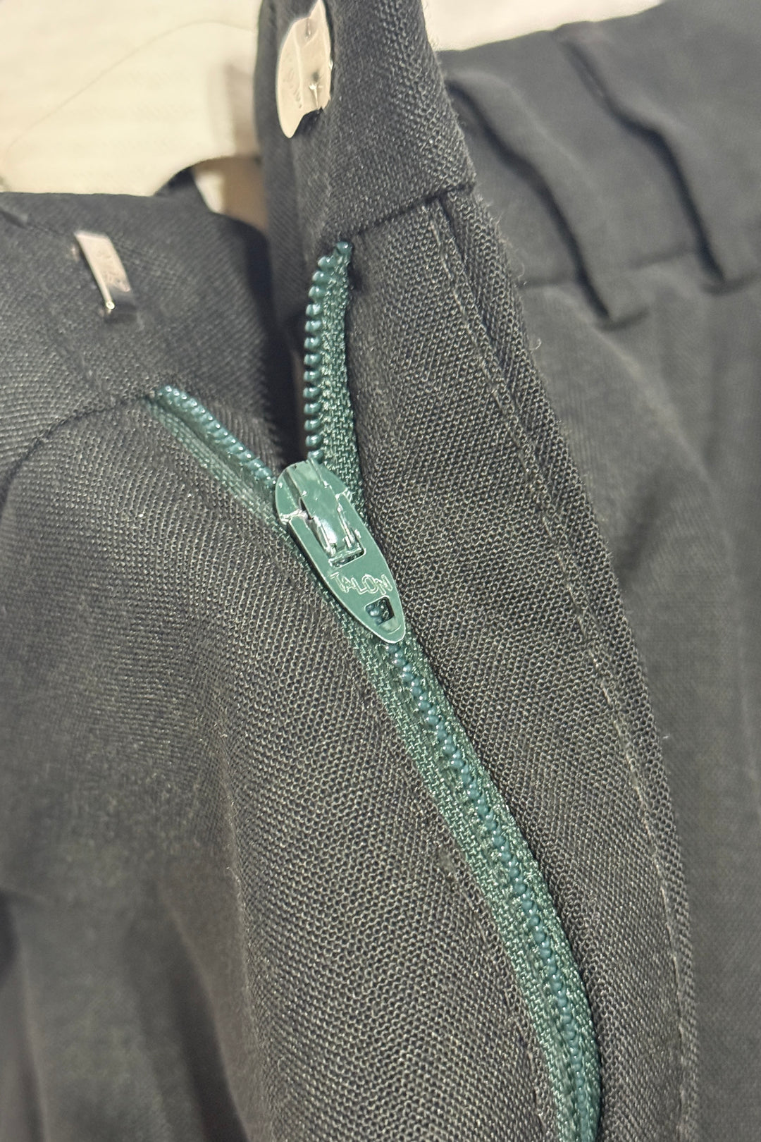 1990’S LEVI’S MADE IN USA HIGH WAISTED PLEATED SHARKSKIN OLIVE WOOL TROUSER PANTS 34 X 28