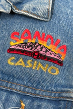 Cargar imagen en el visor de la galería, 1990’S SANDIA CASINO MADE IN USA LIGHT WASH DENIM TRUCKER JACKET MEDIUM
