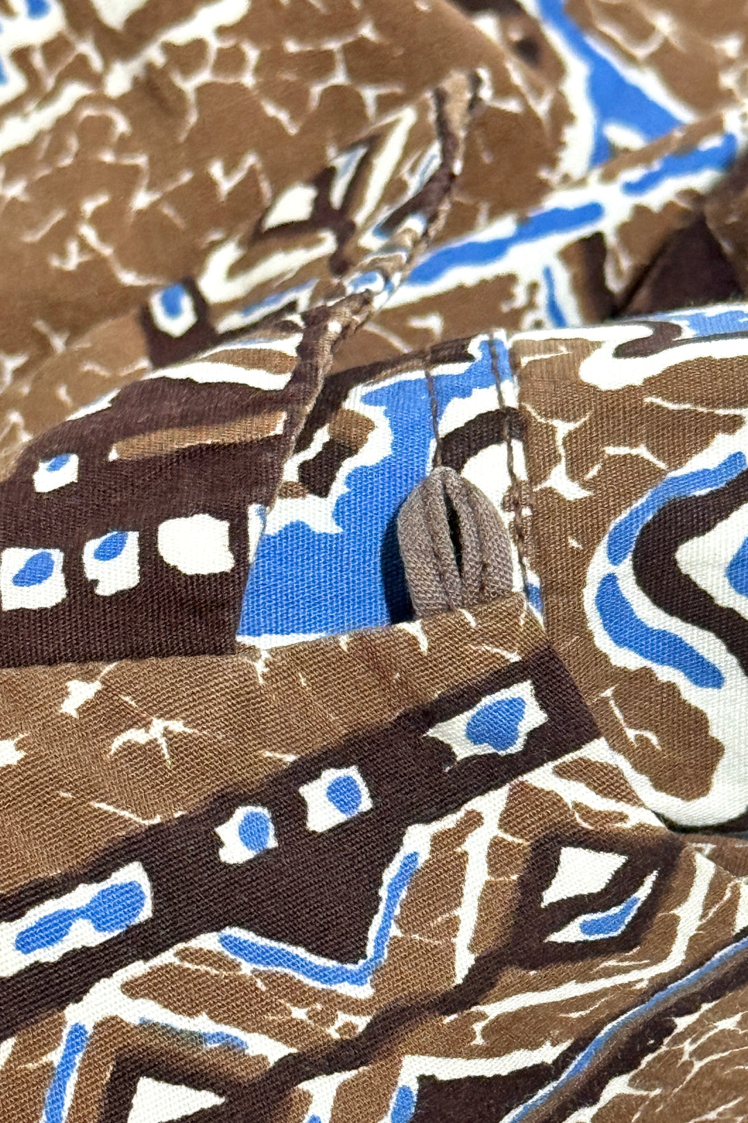 1950’S SHAHEEN’S OF HONOLULU MADE IN USA CROPPED SELVEDGE SURF N’ SAND HANDPRINTS S/S B.D. HAWAIIAN SHIRT LARGE