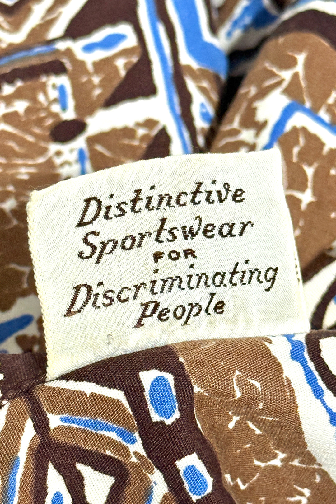 1950’S SHAHEEN’S OF HONOLULU MADE IN USA CROPPED SELVEDGE SURF N’ SAND HANDPRINTS S/S B.D. HAWAIIAN SHIRT LARGE