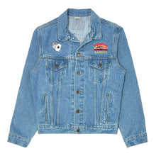 Cargar imagen en el visor de la galería, 1990’S SANDIA CASINO MADE IN USA LIGHT WASH DENIM TRUCKER JACKET MEDIUM
