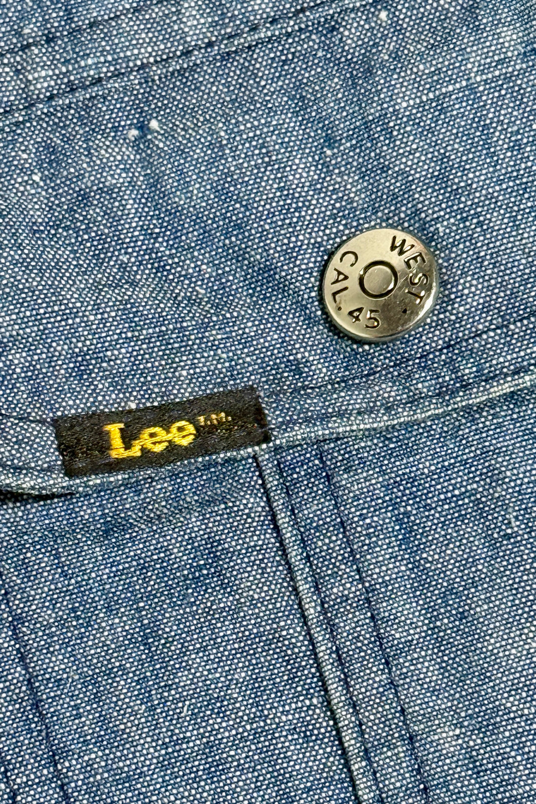 1970’S LEE MADE IN USA CROPPED .45 CAL WESTERN CHAMBRAY DENIM TRUCKER JACKET X-LARGE