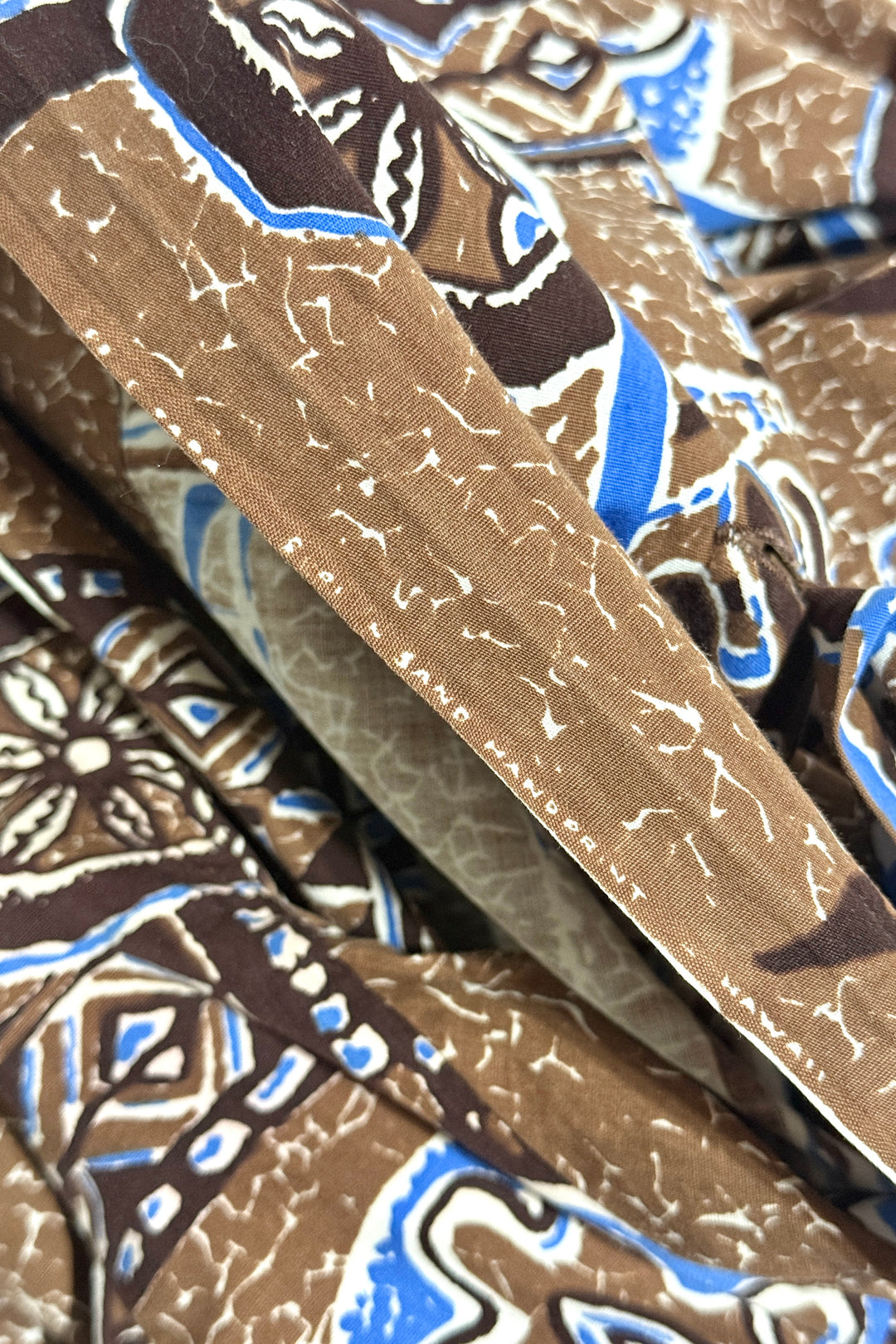 1950’S SHAHEEN’S OF HONOLULU MADE IN USA CROPPED SELVEDGE SURF N’ SAND HANDPRINTS S/S B.D. HAWAIIAN SHIRT LARGE