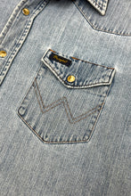 Load image into Gallery viewer, 1990’S WRANGLER MADE IN USA HERRINGBONE WESTERN DENIM PEARL SNAP L/S B.D. SHIRT LARGE
