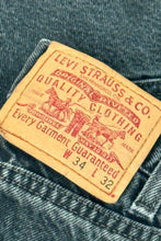 Cargar imagen en el visor de la galería, 1990’S LEVI’S MADE IN USA 505 FADED BLACK DENIM JEANS 30 X 30
